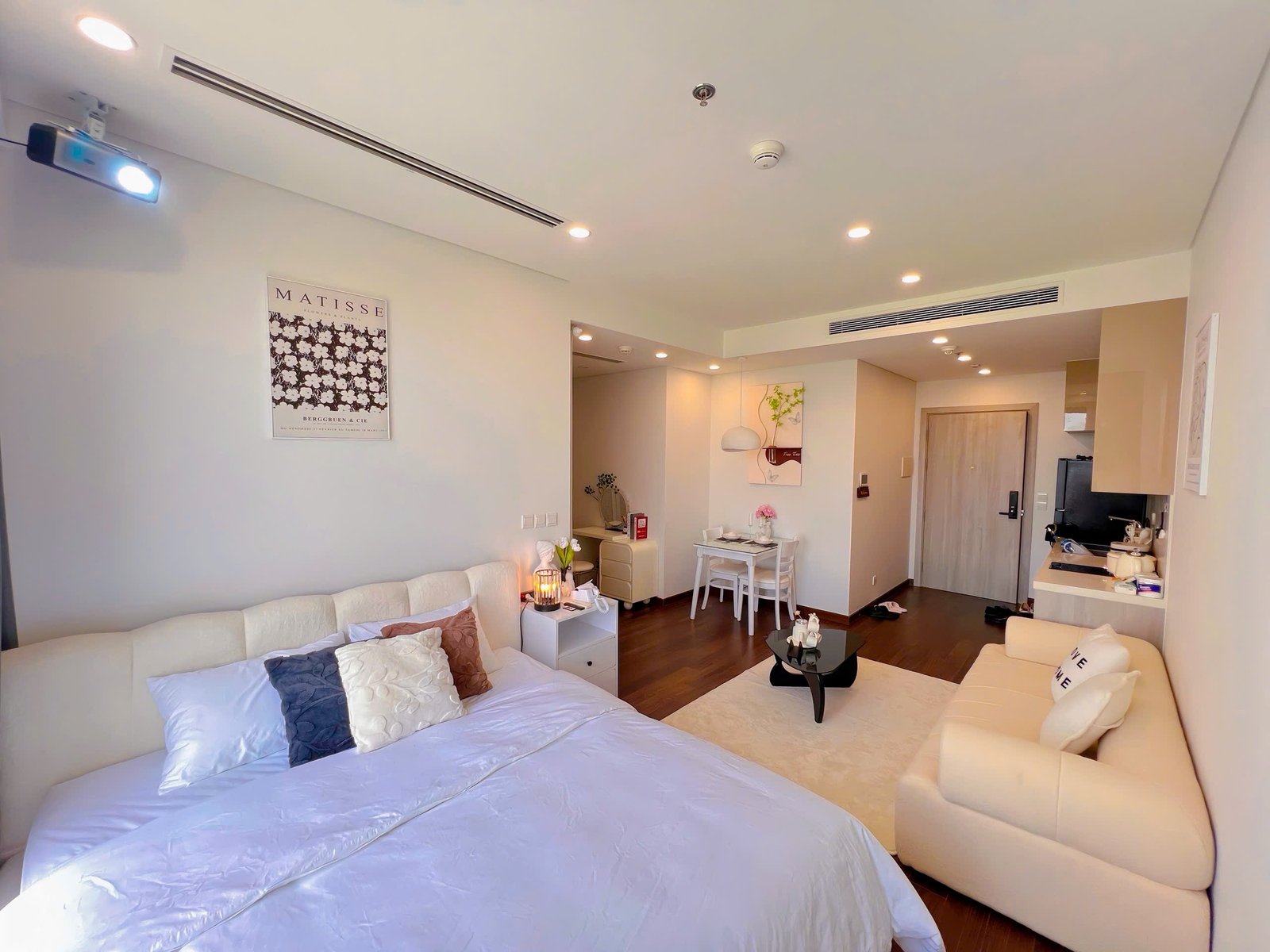 homestay-vinhomes-smart-city-masteri-a-tang-14-view-giua-ho (2) Homestay Masteri A Tầng 14 View Hồ | Vinhomes Smart City